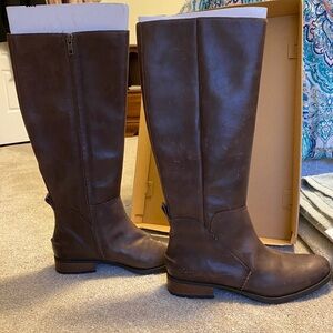 UGG Leigh boot Size 8